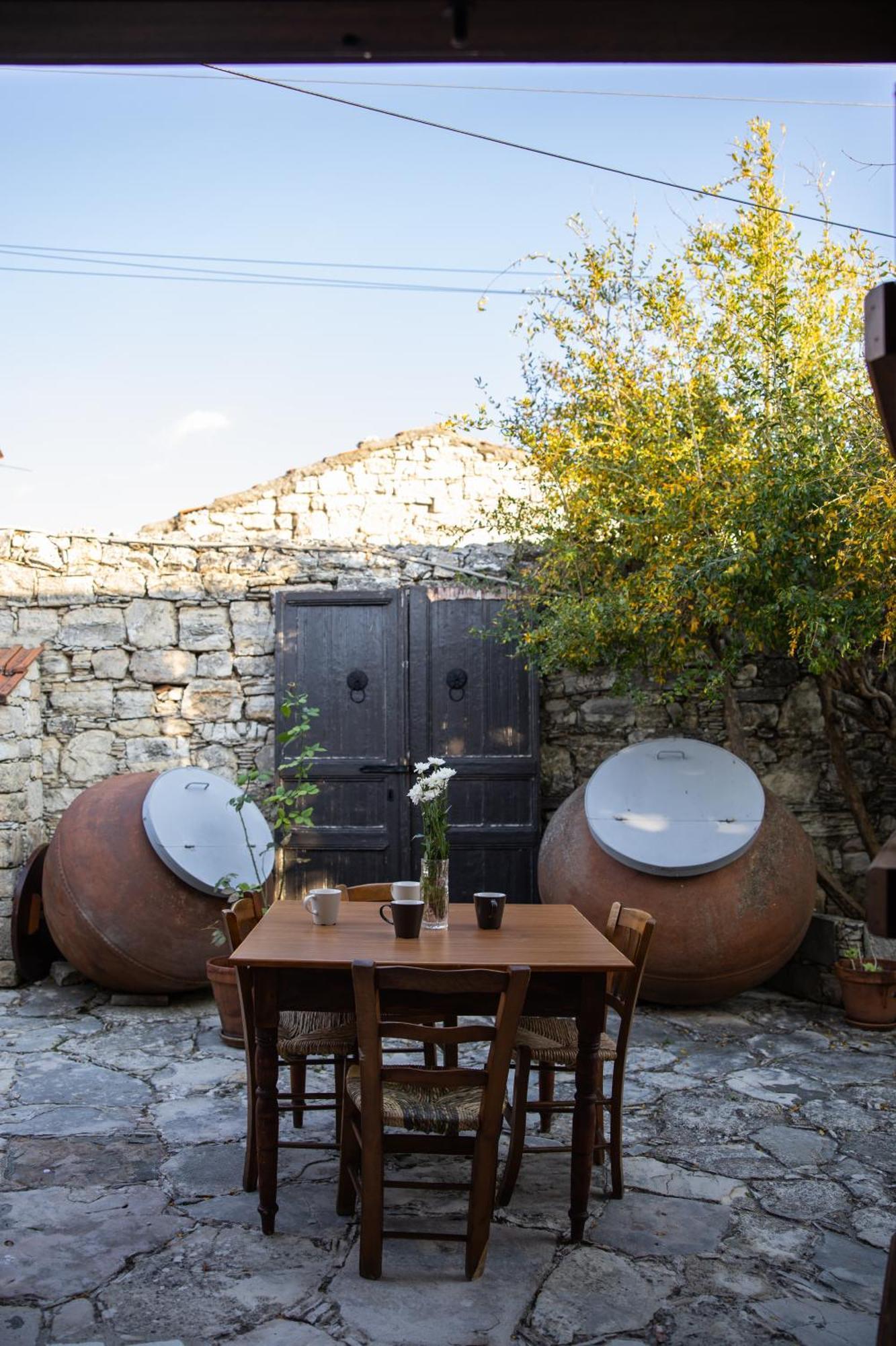 Apanemia Inn House Lofou Exterior photo