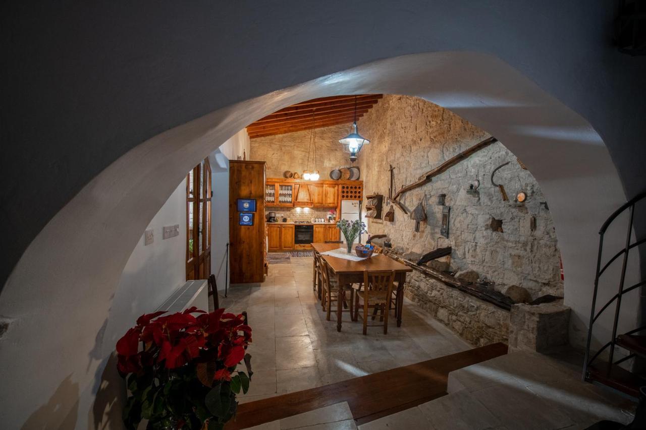Apanemia Inn House Lofou Exterior photo